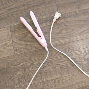Small on the go hair straightener